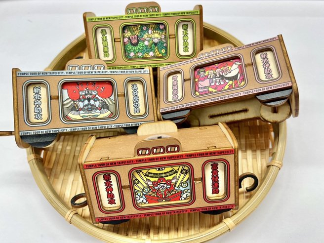 限量「祈福列車」文創商品，透過打卡集章就能獲得，共有10種圖案，可以蒐集串成列車。 (示意圖) (圖/新北市政府民政局提供)