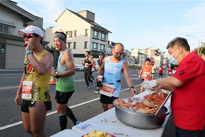 此次賽事一公布有龍蝦就讓跑者很期待，果然現場龍蝦也很快就被跑友掃完。（台南市政府提供／曹婷婷台南傳真）