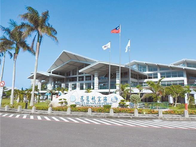 花蓮縣政府與航空業者、旅行社推出「天天有北花航班遊花蓮」方案，透過優惠價格突破交通障礙，提升旅客到訪花蓮的意願。（本報資料照片）