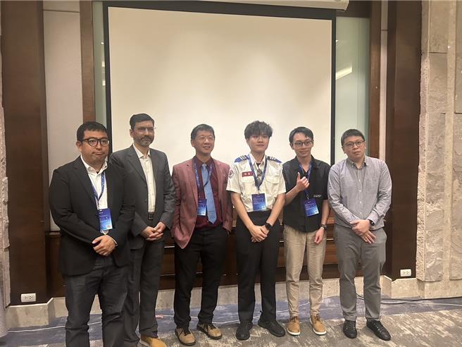 桃园市三民消防分队张咏翔（右二）至泰国参加「亚洲紧急医疗救护协会年会」，以论文《验证台湾到院前五级检伤系统在紧急医疗服务的有效性：预测病人结果》获口头报告竞赛亚军殊荣。（张咏翔提供）