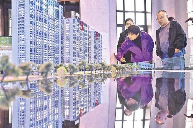 大陆第三方研究机构中指研究院1日发布2月百城价格指数报告，指出二手房价格连续7月跌幅呈现收窄。  （中新社）