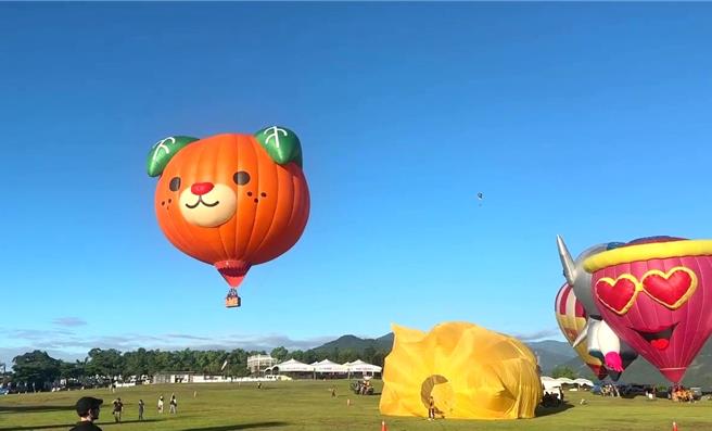 台灣國際熱氣球嘉年華邁入第15周年，台東縣政府每年推陳出新，今年將有添新夥伴球。2024台灣國際熱氣球嘉年華活動照。（本報資料照片）