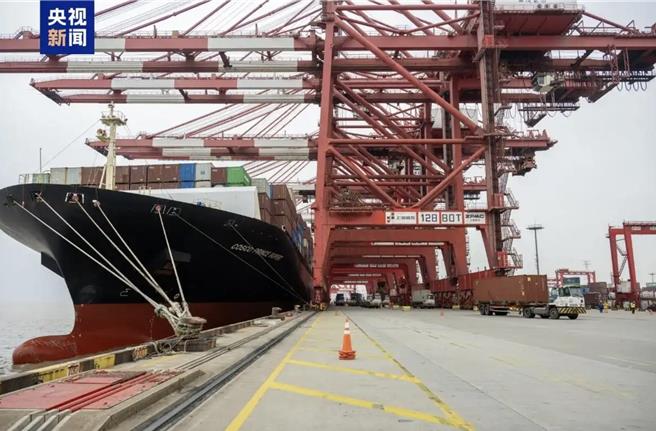 開航逾2月，錢凱-上海海運量突破2萬噸，物流成本節省超20％。（央視新聞）