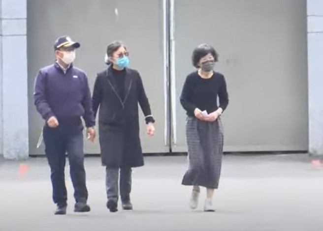 会客结束后柯美兰透露，柯文哲日前在所内不慎闪到腰。(翻摄自中天电视)