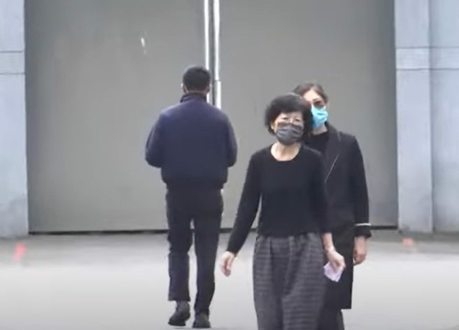 会客结束后柯美兰透露，柯文哲日前在所内不慎闪到腰。(翻摄自中天电视)