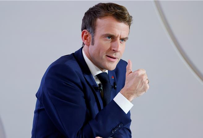 乌克兰总统泽伦斯基与美国总统川普在白宫发生衝突后，法国总统马克宏分别与两人交谈，呼吁他们保持冷静。（路透社）