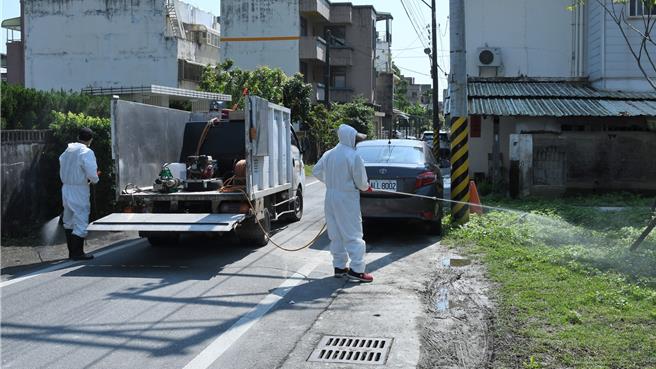 花莲吉安乡防治登革热工作将在3日至23日登场，今年特别採水雾式喷洒的新型消毒车，与旧式烟雾式消毒车一起工作，达到最好的防治效果。（吉安乡公所提供／罗亦晽花莲传真）
