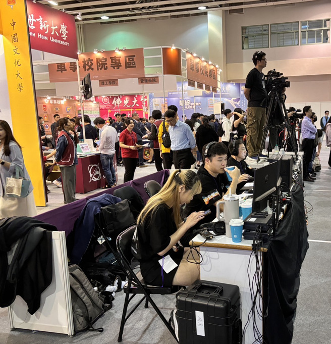 現場直播團隊。(照片/大學博覽會提供)