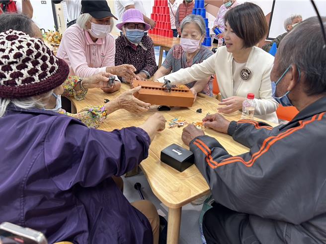 屏东县政府斥资县款1.3亿元打造的车城乡卫生所2日落成启用，除兼备日照中心、心理卫生中心的功能外，还增设乡内唯一牙科门诊，每周4诊服务乡亲。（谢佳潾摄）