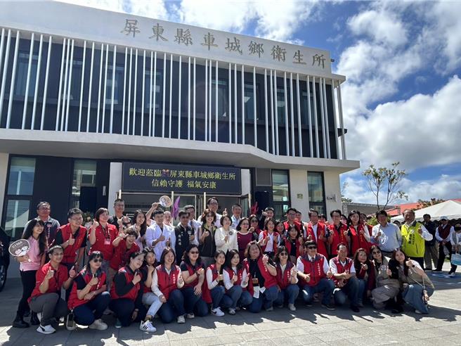 屏东县政府斥资县款1.3亿元打造的车城乡卫生所2日落成启用，除兼备日照中心、心理卫生中心的功能外，还增设乡内唯一牙科门诊，每周4诊服务乡亲。（谢佳潾摄）