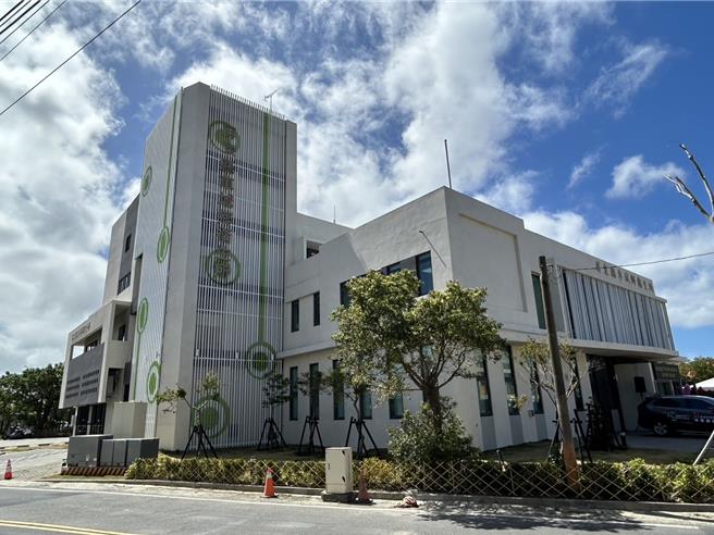 屏东县政府斥资县款1.3亿元打造的车城乡卫生所2日落成启用，除兼备日照中心、心理卫生中心的功能外，还增设乡内唯一牙科门诊，每周4诊服务乡亲。（谢佳潾摄）