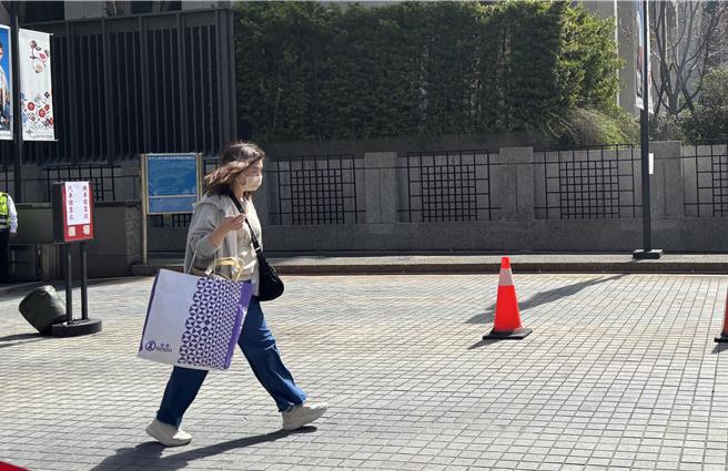 台中新光三越2日再开放322位5楼至10楼的专柜伙伴进入馆内，每个专柜小姐们都带着大包小包出来。（冯惠宜摄）