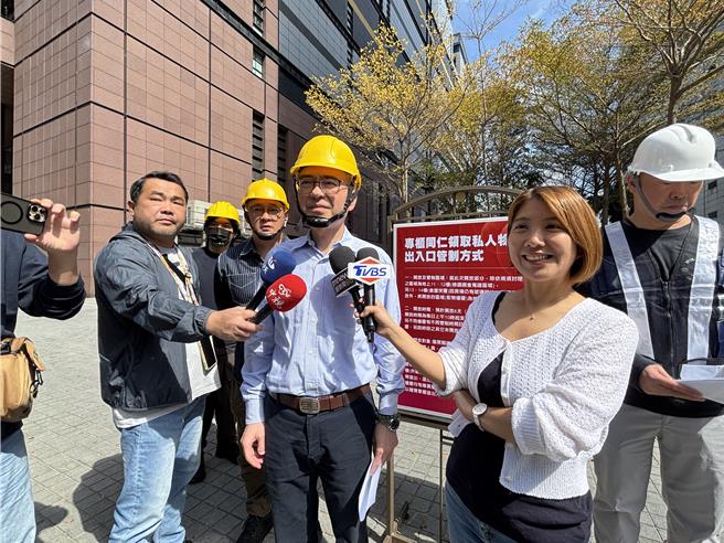 新光三越营业部副部长谢英明说明，目前公司善后状况。（冯惠宜摄）