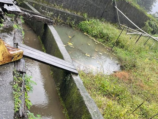 金山男溺毙排水沟「颈部有瘀青痕」，家属揭疑点求查清真相。(翻摄自爆料公社)