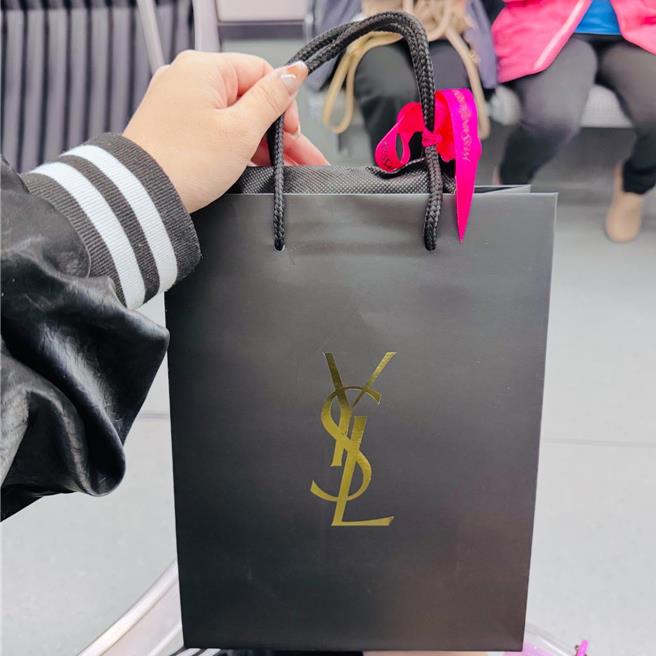 1名黄姓女子搭轻轨却将刚买的口红遗忘在列车上，调阅监视器画面发现疑似遭侵占，气炸贴网表示「你的恶魔打赢天使了？」希望涉案人能自行出面投案。（黄女提供／任义宇高雄传真）