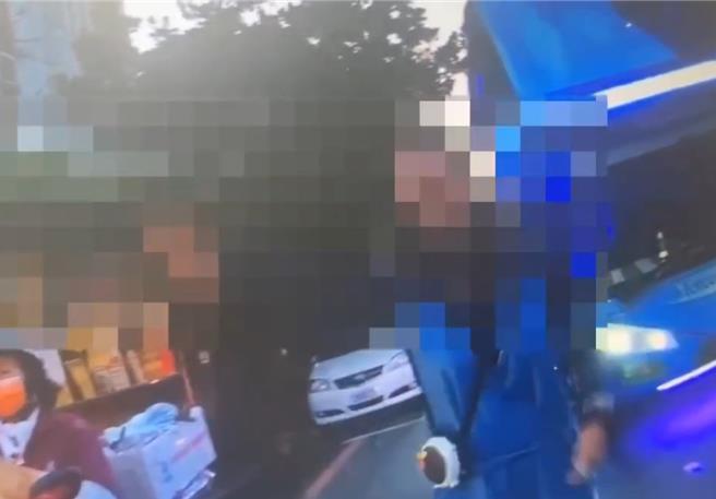 台南市举办古都马吸引2万多人参赛，路线横跨安平区、中西区与南区，有游览车遭挡20分钟不耐久候，导游小姐背着扩音器下车咆哮，指责活动扰民。（读者提供／程炳璋台南传真）