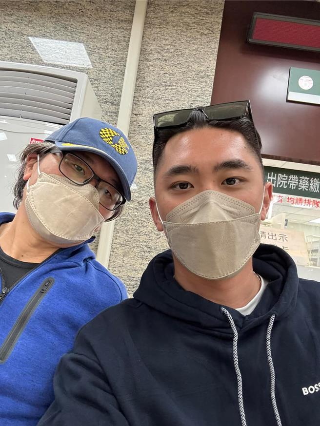 新北市议员陈明义、陈世轩父子1日深夜不适挂急诊。（取自陈世轩脸书）
