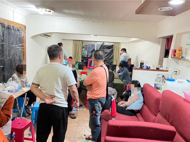 高雄苓雅區警方成立專案小組偵辦聚賭案，當場查獲賭場負責人楊男、共犯莊女、陳男、把風黃男及賭客34人等共計38人。（畫面翻攝／紀爰高雄傳真）