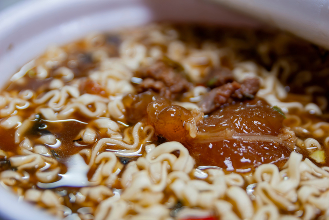 有網友分享最費工的泡麵「香菇肉焿湯麵」的美味吃法，引發討論。示意圖為泡麵。（圖：shutterstock／達志）
