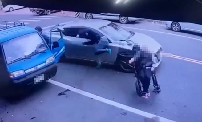 嘉义梅山乡104岁的林黄姓阿嬷被撞飞。（图／翻摄画面）