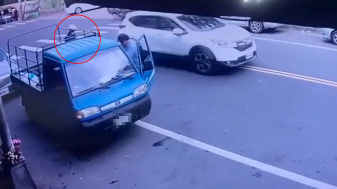 看护推着104岁阿嬷为闪避停路边的货车，她虽连看后方2次有无来车，但仍然还是被撞。（图／翻摄画面）