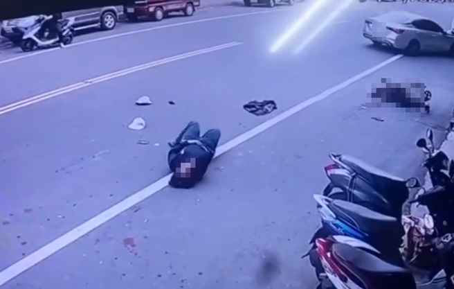 104岁阿嬷被撞倒在地上一动也不动，看护则是摀着脸趟在地上痛苦不已。（图／翻摄画面）