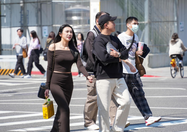 气象专家林得恩指出，明天白天高温将再破表。（示意图／罗永铭摄）