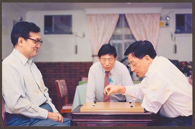 圖為1995年前清大校長沈君山（左）與曹興誠（右）對弈照片。（摘自國立清華大學圖書館臉書／王惠慧新竹傳真）