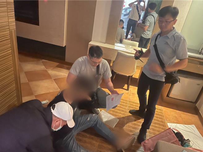 专案小组根据掌握的线索，发现江男与共犯彭男在案发后往屏东方向躲避，今日在潮州镇四维路某汽车旅馆逮获2人。（翻摄照片／纪爰高雄传真）