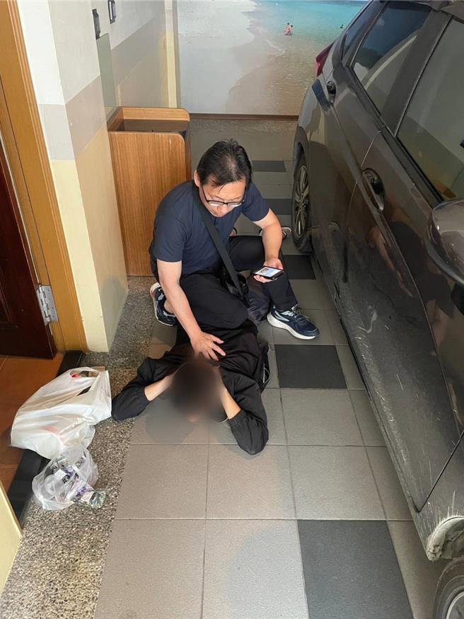 专案小组根据掌握的线索，发现江男与共犯彭男在案发后往屏东方向躲避，今日在潮州镇四维路某汽车旅馆逮获2人。（翻摄照片／纪爰高雄传真）