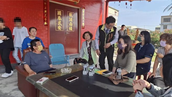 林姓國中生猝死案，高姓校長（暗綠上衣者）與教育局人員一起到林生阿嬤（藍色上衣者）經營的宮廟前，向家屬致意，遭林家炮轟校方冷血又霸凌。（程炳璋攝）