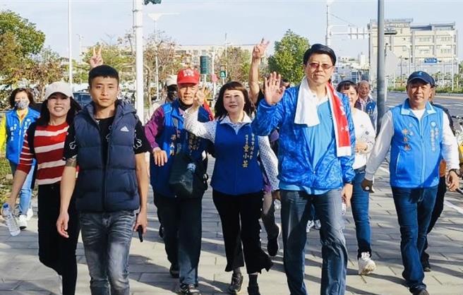 谢龙介（右二）2日参加健走活动，分析美乌谈判破局，要赖清德警惕勿把鸡蛋放同一篮子里。（谢龙介服务处提供／程炳璋台南传真）