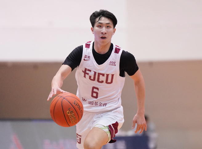 辅大王翊仲2日在UBA公开男一级复赛最后一天赛程，单场送出13次助攻，助队91比78获胜，辅大也在本阶段以4胜3败战绩，睽违4季重返4强。（大专体总提供）