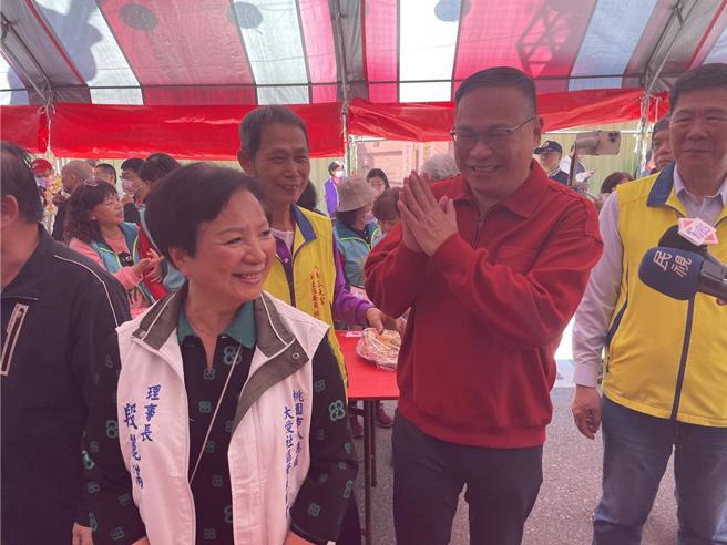 桃園市長張善政1日參加八德三元宮祈龜活動，民進黨立委王義川（右二）也出席。（中時資料照，賴佑維攝）
