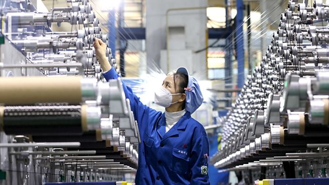 隨著春節後企業陸續復工復產，大陸全國「兩會」（人大、政協會議）召開前夕經濟數據報喜。大陸2月份製造業採購經理人指數（PMI）為50.2，比1月上升1.1個百分點；非製造業PMI升至50.4，綜合PMI產出指數為51.1。三大指數均位於50以上擴張區間，顯示經濟景氣水準有所回升。圖／新華社