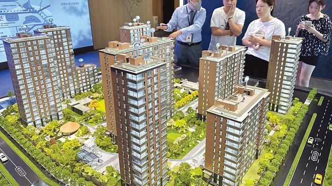 在刺激政策推動下，大陸房市回暖跡象顯現，百強房企土地投資意願明顯增強。根據中指研究院1日發表報告指出，2025年1月至2月，TOP100企業購地總額達人民幣（下同）1,998.6億元，年增26.7％，土地市場點狀回暖，「開門紅」行情延續。圖／中新社