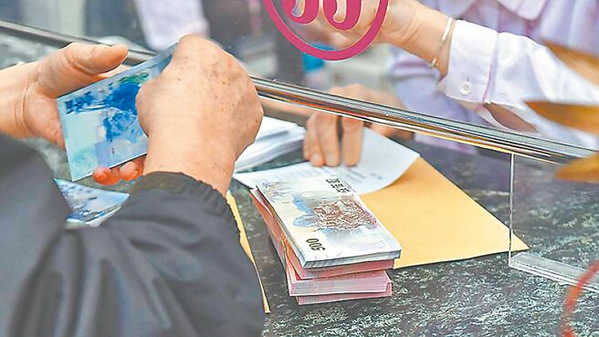 法人建議，可透過法人提供退休金專案或各種機制選擇投資標的以提升投資效率。圖／本報資料照片