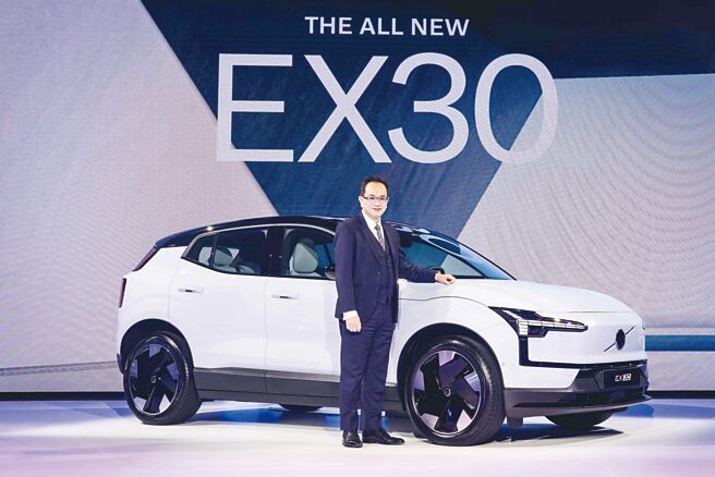國際富豪汽車總裁陳立哲宣布，創世代北歐極智純電休旅The All New Volvo EX30在台上市。圖／業者提供