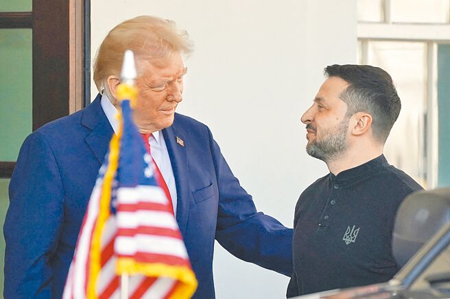 美国总统川普（左）、乌克兰总统泽伦斯基（右）。（路透）