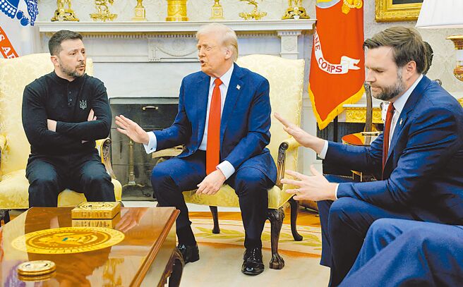 美国总统川普2月28日（中）在白宫会见乌克兰总统泽伦斯基（左），美国副总统范斯作出反应（右）。（路透）