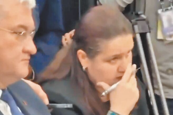 美國總統川普與烏克蘭總統澤倫斯基2月28日在白宮舉行會談。過程中，雙方在媒體前爆發激烈爭吵，在現場的烏克蘭駐美大使瑪卡羅娃也被媒體拍到，一臉不忍直視。（摘自社群媒體X）