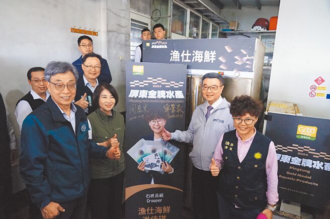 行政院長卓榮泰（右二）1日南下屏東縣參訪龍虎斑養殖場，除大讚漁民養殖技術及屏縣府行銷手法外，還不忘誇獎屏南立委徐富癸支持中央總預算。（謝佳潾攝）