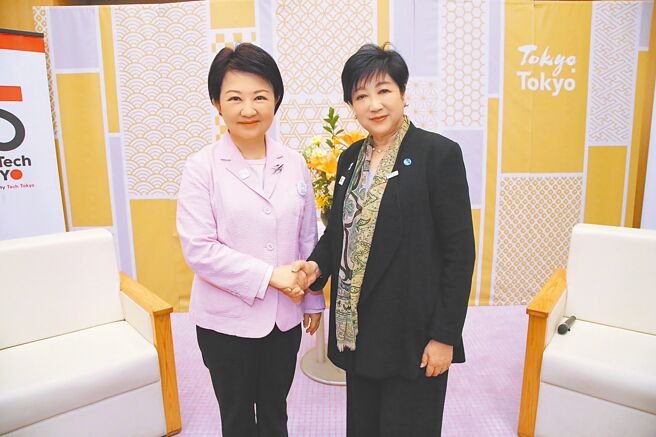 台中市長盧秀燕（左）與東京都知事小池百合子（右）的出身背景與經歷有許多雷同，2人都是該座城市首位女市長。（台中市政府提供／陳淑娥台中傳真）