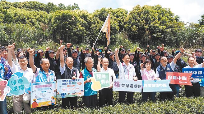 桃园市农业局自2023年7月成立「桃园智慧农耕团」，由具智慧化技术的青农协助农民耕作，吸引青农返乡种田。（桃园市政府提供／姜霏桃园传真）