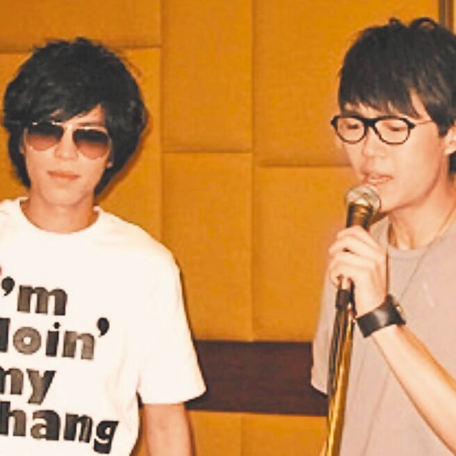 萧敬腾（左）Po跟方大同合照，不舍好友离世。（摘自脸书）