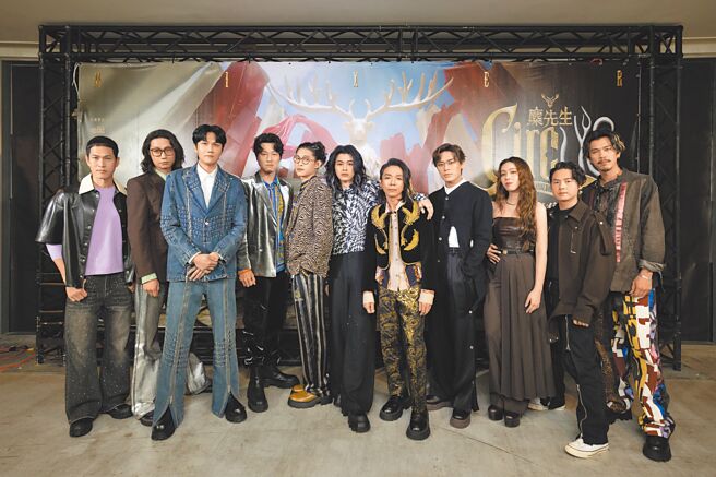 宇宙人（左起）、麋先生、告五人1日上台前在高雄巨蛋後台大合照。（相信音樂提供）