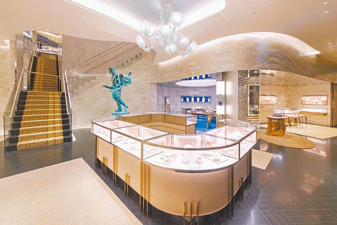 TIFFANY台北101店内由Peter Marino操刀设计，陈列多件艺术品，犹如置身艺廊。（Tiffany & Co.提供）