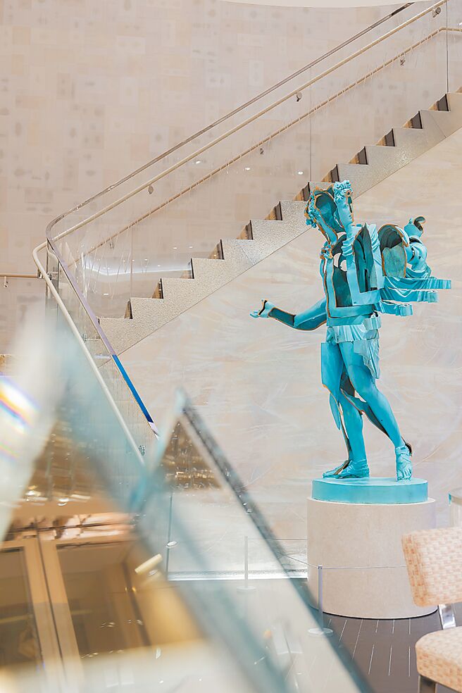 梯间陈列艺术家Arman于1986年创作的青铜艺术品《Apollo,The Offering》。（Tiffany & Co.提供）