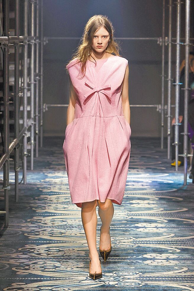 Prada 2025秋冬系列运用不少蝴蝶结元素，来呈现女性柔美气质。（Prada提供）