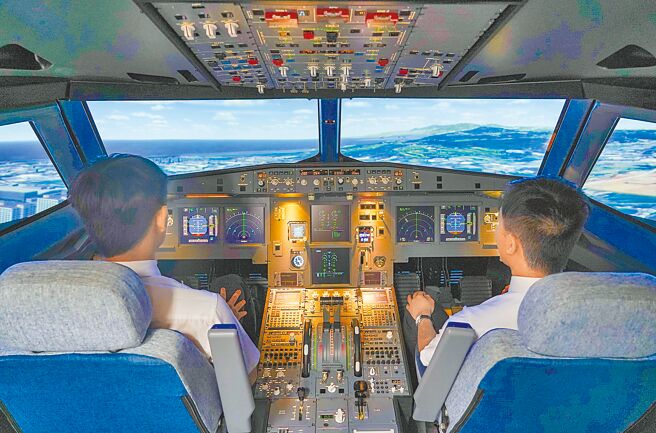 朝阳科大飞航系斥资千万引进空中巴士A320模拟机，提供学子进行飞行操作演练。（朝阳科技大学提供）